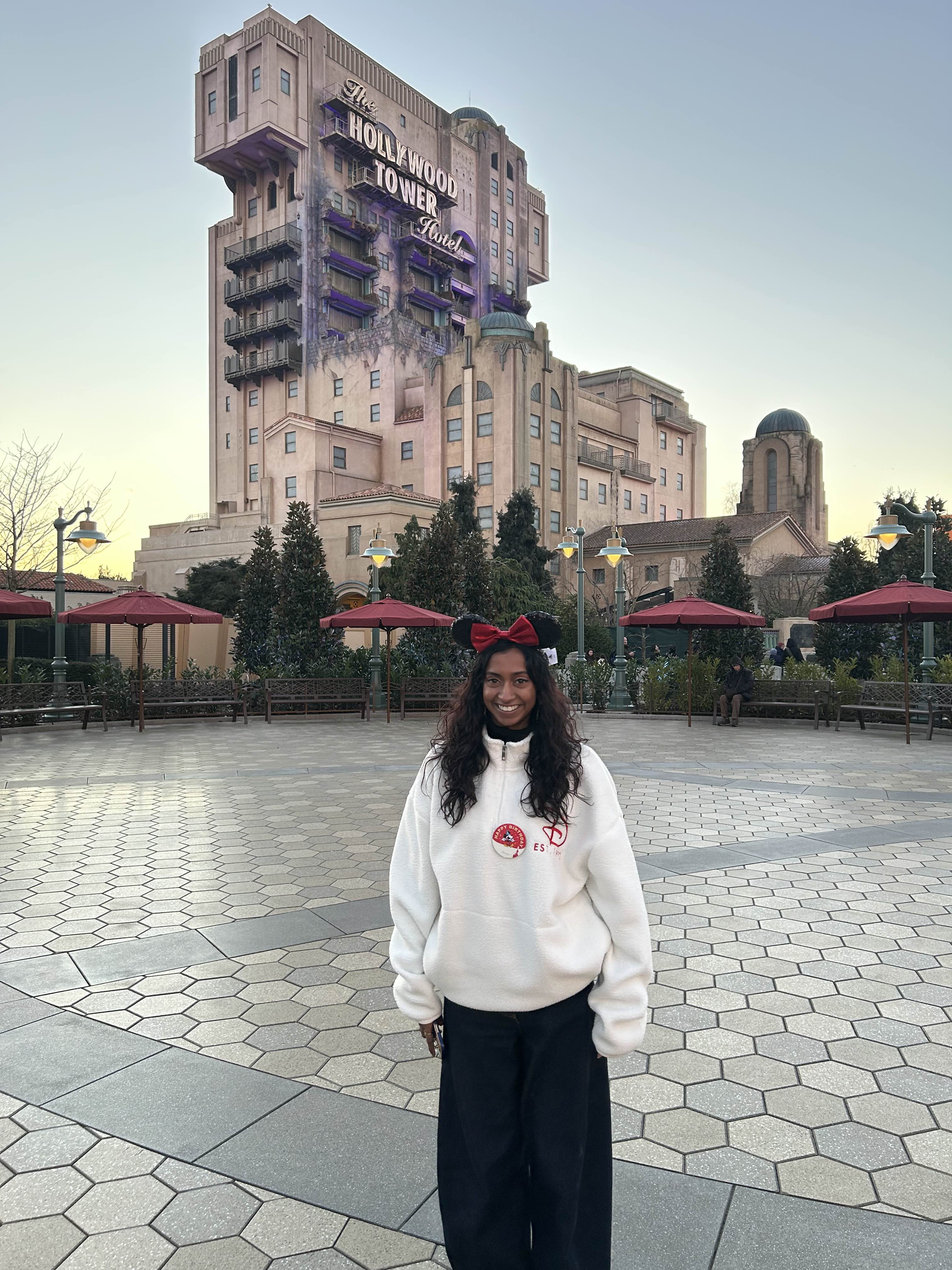 Stacy voor de Tower of Terror