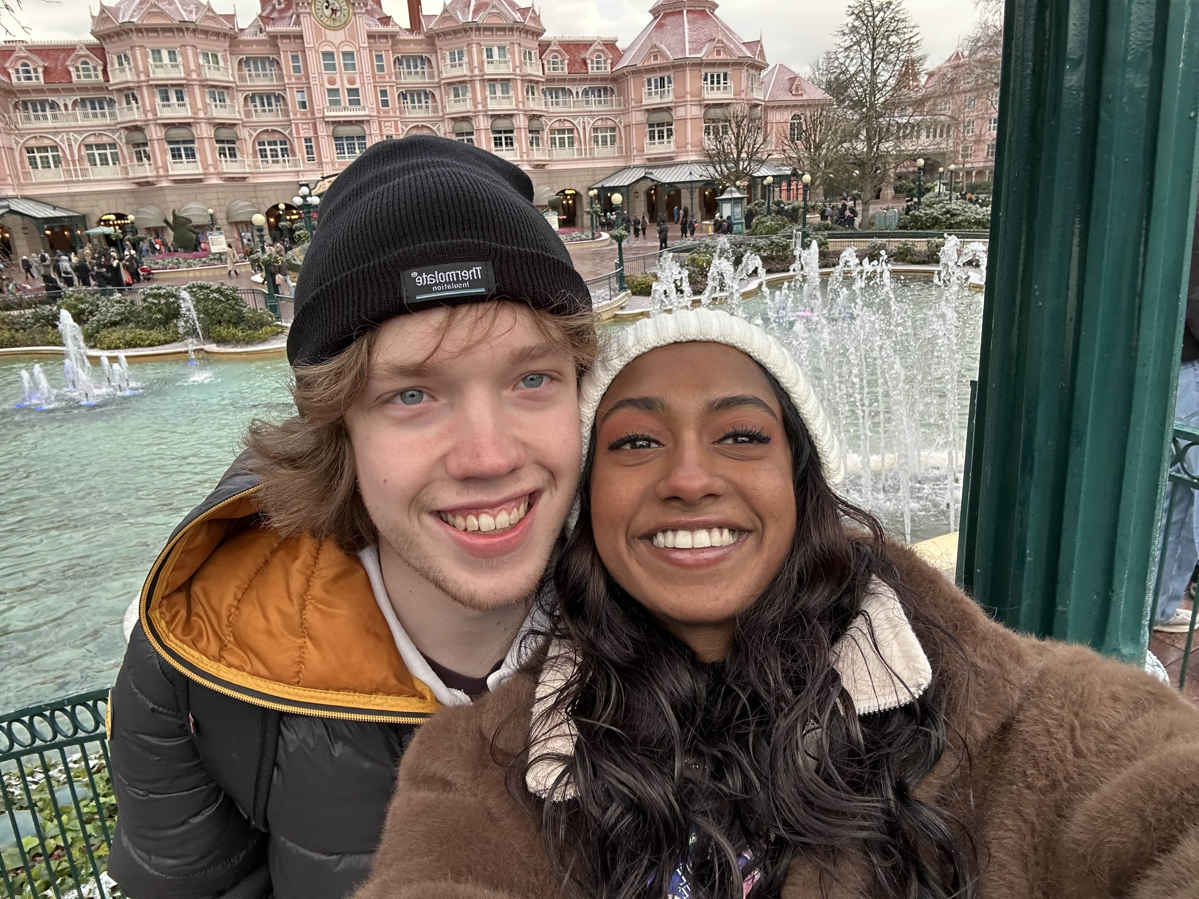 Samen op de foto bij de fontein